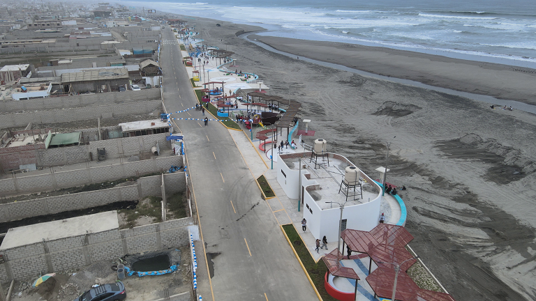 Malecón Turístico Plaza Miguel Grau (El Chorrito) - Playa Camaná, Arequipa